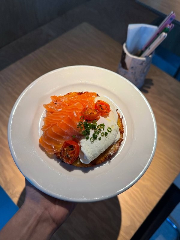 Команда телеграм-канала «Sasha foodie» наведалась в CORE Bistro и устроила себе идеальное work place. Драник с лососем, нежнейший сырник и фирменный бургер — узнайте, что ещё они заказали и сколько потратили!