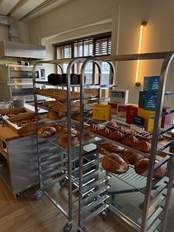 Ребята из @goeat_moscow отправились в Cazaban Bistro & Bakery на дегустацию вина, выпечки и блюд основной кухни. Держите подробный обзор!