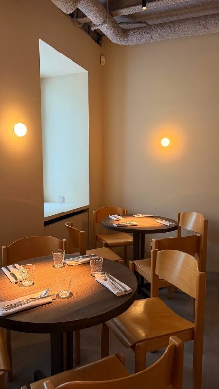 Авторка канала «Закажем столик?» (@gastroholic) сделала обзор «Orange Bar» после случайного обеда — ресторан её приятно удивил. Сейчас расскажем про пасту с уткой, артишоки и цены до 1000 рублей.