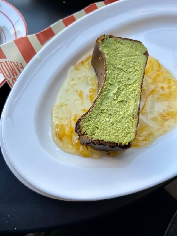 Миша Пухов из телеграм-канала «ШАУРМОЛОГ» (@eatme_uypaket) не смог устоять перед обновлённым меню Underdog и отправился на дегустацию. Спойлер: если вы готовитесь к лету — лучше не читайте. А если хотите узнать, что такое дофаминовый читмил — вы по адресу. Дальше — его честный рассказ о попробованных блюдах.