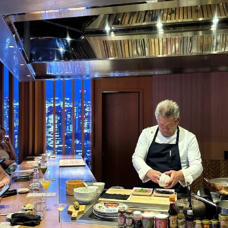Авторка «KOZAK FOOD» сходила на новый Chef's Table Ue в Motto Azabu и попробовала сет из трёх видов тунца. Рассказываем, что подавали и почему стоит уточнить меню перед бронированием.
