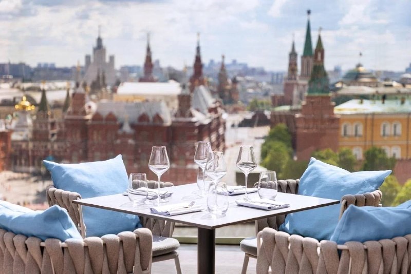 Обозреватель канала «Где вкусно поесть» (@gdevkusnopoest) отправился в ресторан «O2 Restaurant» на панорамную террасу и попробовал ежедневные бранчи. Давайте узнаем, что же там подают!
