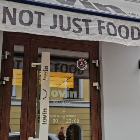 Ресторанная охотница из eatmoskva заглянула в Lovin — молодежный проект стримера Саши Парадевича — и протестила смэшбургеры, стрипсы и милкшейки. Сейчас расскажем, что там по вкусу и атмосфере.