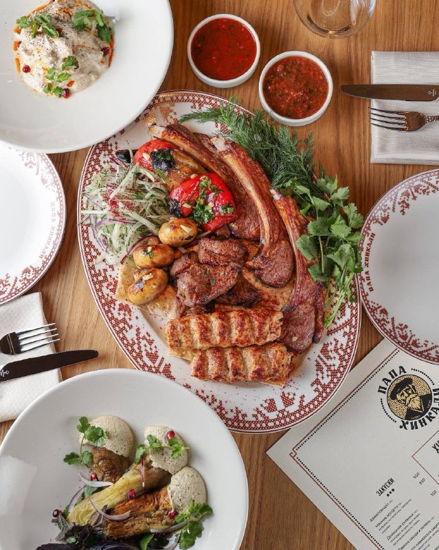 Редакция канала @restaurantmoscow «Москва ресторанная» отправилась на Новослободскую, чтобы первыми протестировать только что открывшийся грузинский ресторан «Папа Хинкали». Готовы узнать, как они справились с порцией хинкали и что вышло из печи на дровах? Читайте их горячий отчёт ниже.