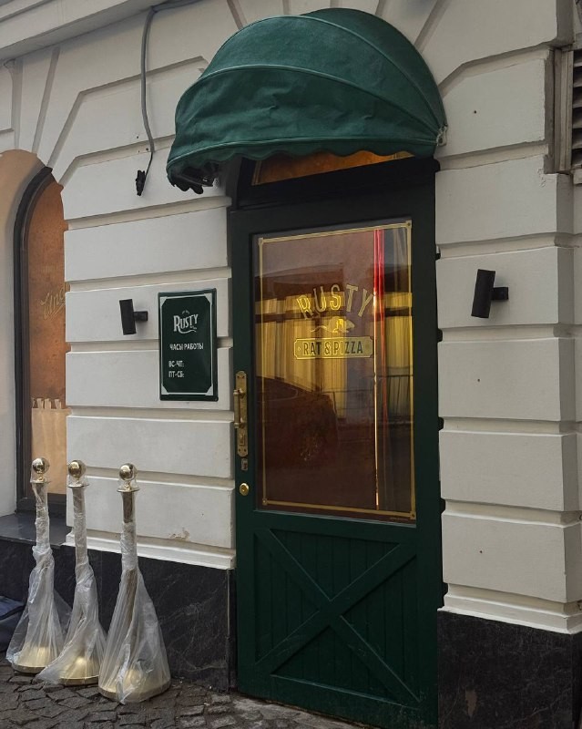 Ребята из канала «Московская щука» заглянули на открытие пиццерии Rusty Rat & Pizzeria, чтобы оценить концепцию Little Italy meets Brooklyn. Они пробовали неаполитанскую пиццу с пышными бортиками, а сейчас делятся своими впечатлениями с вами.