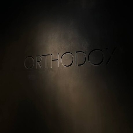 Девушка из телеграм-канала «А что делать?» заглянула в бар Orthodox и попробовала коктейли, вдохновлённые выставкой Маковских. Что скрывается за названиями «Сатир и нимфа», «Без хозяина» и «В трактире»? Смотрите в обзоре!