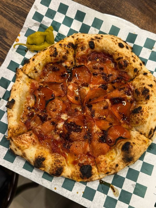 Команда GoEat (@goeat_moscow) прорвалась на закрытый преопенинг нового пицца-спота Rusty Rat & Pizza. Они исследовали, что значит «бруклинская история» вместо «прилизанной» Италии. Делимся с вами первыми впечатлениями и находками из меню.