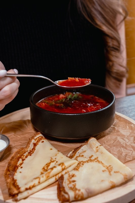 Команда канала @eatpeterburg отправилась в ресторан БлинВиль в Санкт-Петербурге, чтобы узнать, чем же так хороши их блины. Приготовьтесь к гастрономическому путешествию!