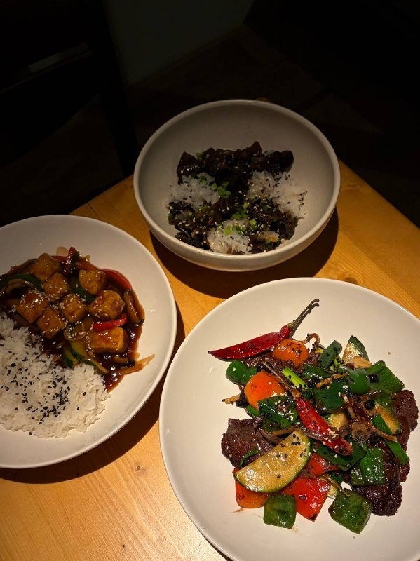 Команда eatpeterburg отправилась в House of Jade — двухэтажную закусочную с кухней Восточной Азии. Они проверили, как там ушли от стереотипов в интерьере и еде. Делимся их находками и мнением.