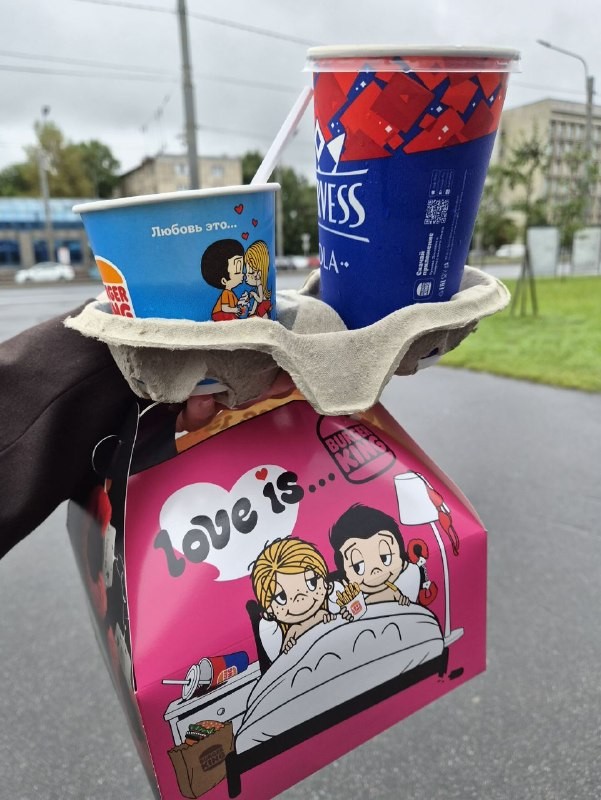 Парень из канала «eatpeterburg» заглянул в Бургер Кинг на Краснопутиловской и протестировал новый лимитированный набор «Love is... Бокс». Внутри — меховые наручники, мороженое со вкусом жвачки и классические хиты. Дальше — полный обзор!