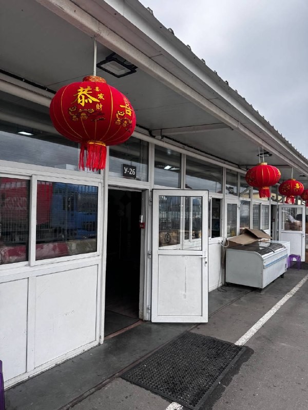 Ребята из телеграм-канала @postolovkam наведались в секретную китайку на автовокзале Южные Ворота. Дальше — их история о гигантских порциях и смешных ценах.