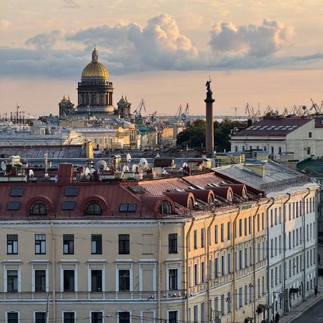 Юля из телеграм-канала «Кофе и билеты в Петербурге» заглянула в бар «Мойка 7» и поймала закат над городом. Хотите узнать, стоит ли менять ужин на вид с крыши? Тогда читайте дальше!