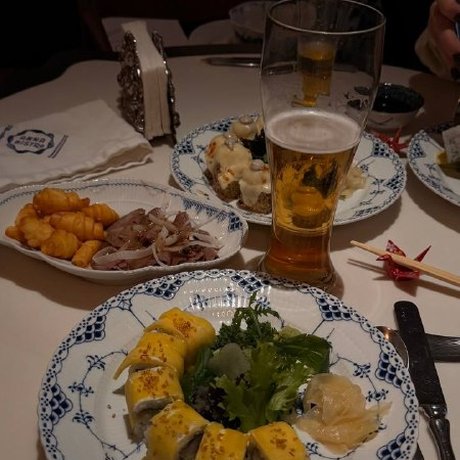 Автор телеграм-канала «Рестики Москвы» (@restikimoscow) и ее компания залетели в Anna Bistro в Москве, чтобы затестить татаки, роллы и необычный пломбир с соевым соусом. Дальше — что они попробовали и сколько это стоило.