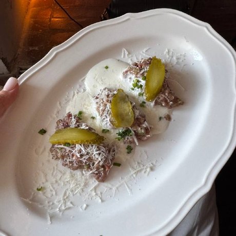 Ребята из канала «Москва ресторанная» (@restaurantmoscow) залетели в московский гастробар Keep, чтобы проверить готику, тартар, паштет и трюфельное мороженое. Дальше — их честный отзыв о блюдах, ценах и сервисе.