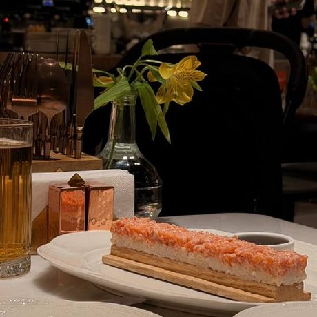 Автор канала «Рестики Москвы» (@restikimoscow) вместе с компанией залетели в Atlantica Bistro на японский фестиваль и устроили дегустацию кацу-сандо и осидзуси. Сейчас расскажем, что стало фаворитом и насколько приятными оказались цены.