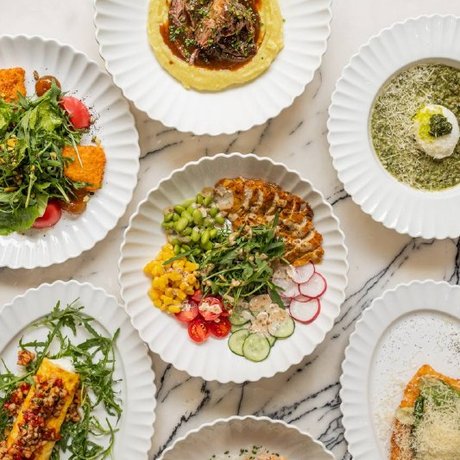 Команда «Москва.лова» заглянула в My Recept и заценила осеннее меню: салаты, сэндвичи, горячее и десерты. Вы узнаете, что появилось в меню и сколько стоят новинки.