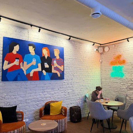 Обозревательница @eatpeterburg заглянула в Coffee Anytime на Невском и устроила дождливый завтрак-рейд. Читайте, какие блюда и цены её согрели.