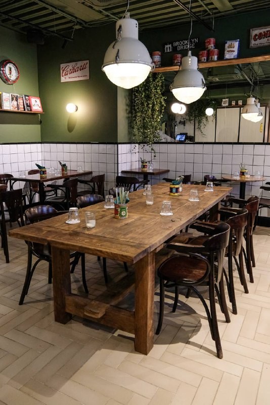Редактор канала @kozakfood пошел проверять новый гастро-проект Rusty Rat & Pizza от команды Underdog, который только что открылся в Большом Черкасском переулке. Читайте ниже его впечатления от бруклинской пиццы и не только.