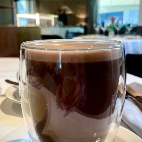 Ребята из телеграм-канала «Город Гурмэ» (@LeGourmandRussie) сходили в Reina Bistro на новые завтраки и всё распробовали. Дальше — вкусные детали, цены и впечатления.